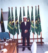 Wan Nik bergambar di Pejabat Parti Persatuan Pembangunan (P3) semasa kunjungan rasmi pada 25 Sep. 2000 (di belakang adalah bendera rasmi P3)