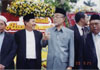 Dato' Presiden PAS bersama Ahli-Ahli Parlimen PAS yang lain selepas Majlis Perasmian Universiti Al-Azhar Indonesia pada 25 Sept. 2000